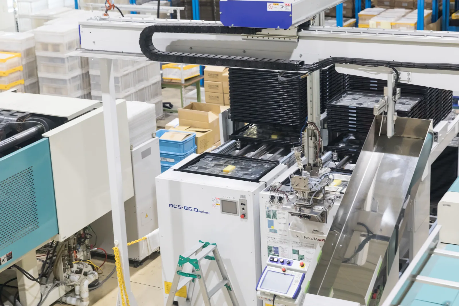 Automatisierte Maschinen in der Enagic-Produktionslinie