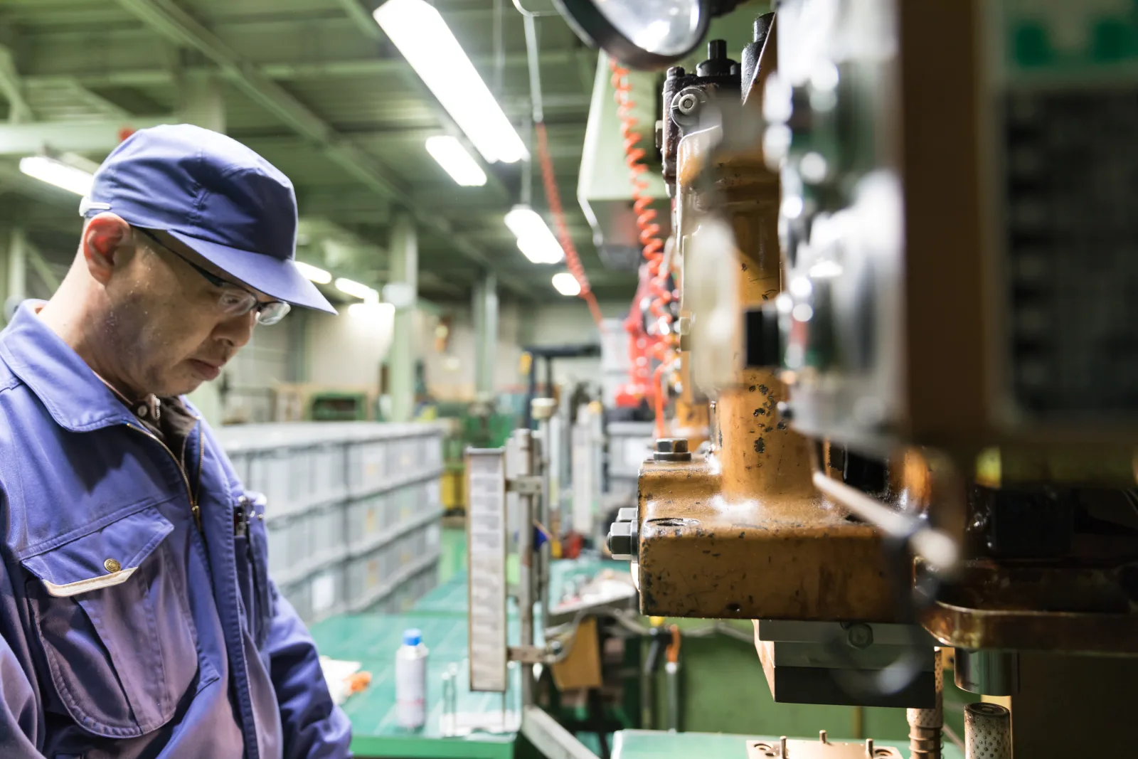 Ein Techniker bei der Bearbeitung eines Bauteils in Enagics Werk in Japan