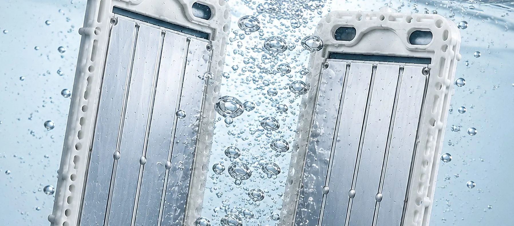 Die platinbeschichteten Titanplatten, die Wasser elektrolysieren, mit feinen Blasen, die zwischen ihnen aufsteigen